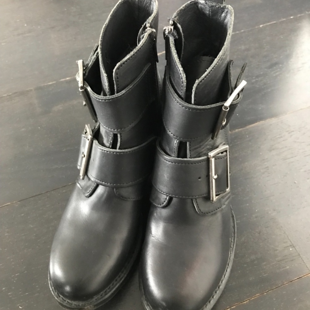 Price to sell ** Frye Sabrina Black Leather Ankle Moto Boot Size 9 Women’s - Picture 6 of 8